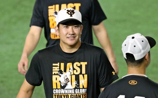 CSファイナルステージの開幕前日練習で調整する巨人・菅野。復帰登板は実現しなかった=共同 CSファイナルステージの開幕前日練習で調整する巨人・菅野。復帰登板は実現しなかった=共同