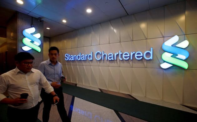 英銀スタンダードチャータードは、CEOの報酬を巡って投資家から非難を浴びている=ロイター 英銀スタンダードチャータードは、CEOの報酬を巡って投資家から非難を浴びている=ロイター