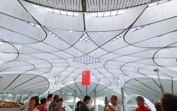 故ザハ・ハディド氏が設計した北京大興国際空港。曲線が多用された天井のデザインが目を引く
