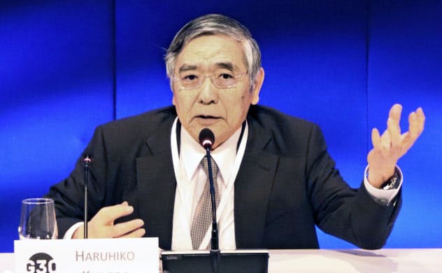 ワシントンで日銀の金融緩和を説明した黒田総裁(20日)=共同 ワシントンで日銀の金融緩和を説明した黒田総裁(20日)=共同