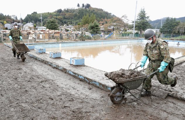 宮城県丸森町の金山小学校のプールで、清掃作業をする自衛隊員=20日午前 宮城県丸森町の金山小学校のプールで、清掃作業をする自衛隊員=20日午前