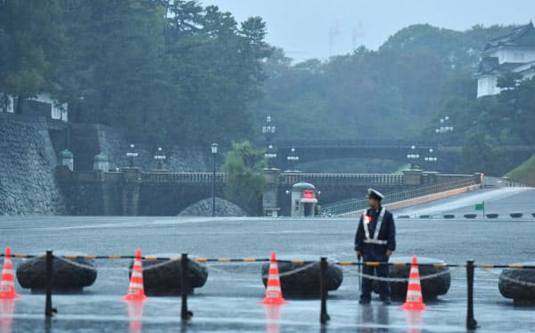 「即位礼正殿の儀」の朝を迎えた皇居・二重橋(22日午前5時57分)