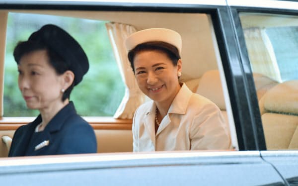 「即位礼正殿の儀」のため、皇居に入る皇后さま(22日午前7時10分)