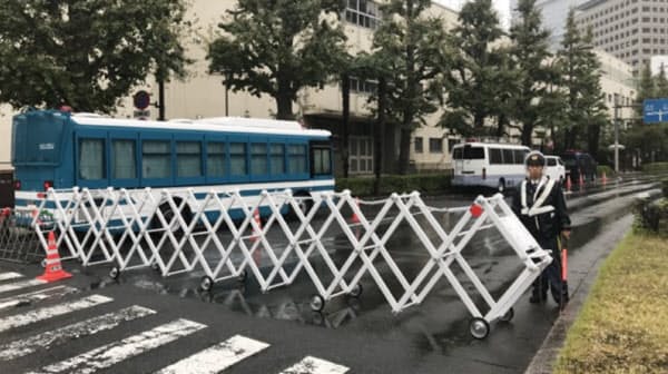 警視庁が交通規制を行っている