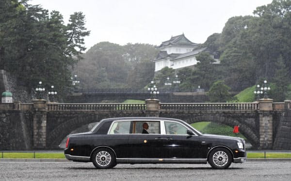 「即位礼正殿の儀」のため、皇居に入る天皇陛下が乗った御料車(22日午前8時17分、東京都千代田区の二重橋前)