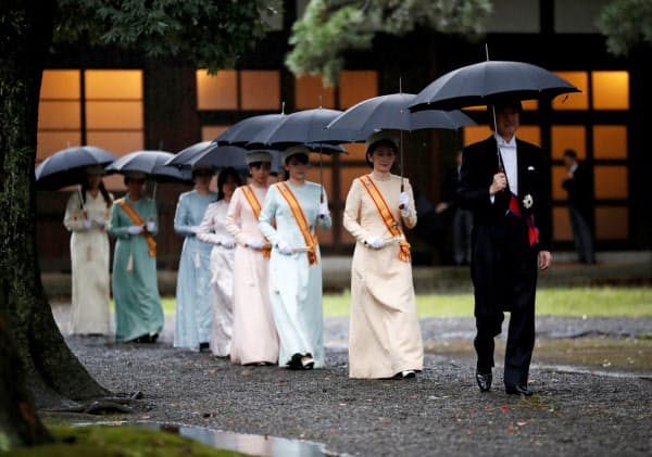 「即位礼当日賢所大前の儀」に向かう秋篠宮ご夫妻ら(22日)=ロイター