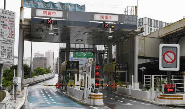 閉鎖された首都高の神田橋入口(22日10時5分、東京都千代田区)