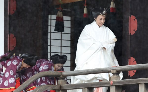 「即位礼当日賢所大前の儀」を終えた皇后さま(22日午前9時48分、皇居・賢所)=代表撮影