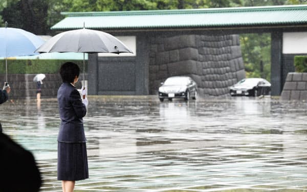 雨の中、即位礼正殿の儀が行われる宮殿に入る参列者が乗った車(22日午前11時30分、東京都千代田区)