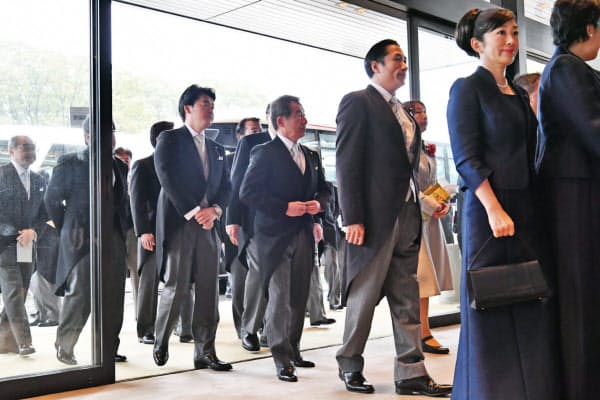 「即位礼正殿の儀」が行われる皇居・宮殿に入る国内からの参列者ら(22日午前11時19分)