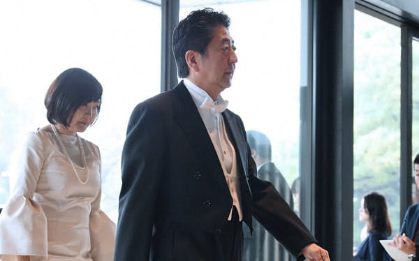 皇居・宮殿に入る安倍首相(22日)