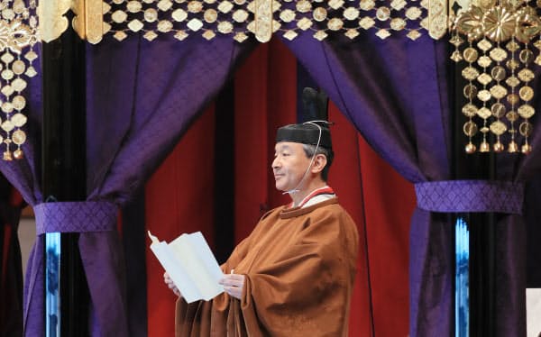 高御座からお言葉を述べる天皇陛下(22日午後1時19分)=代表撮影