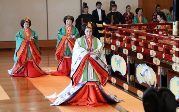 「即位礼正殿の儀」を終え、退出する皇后さま(22日午後1時34分)=代表撮影