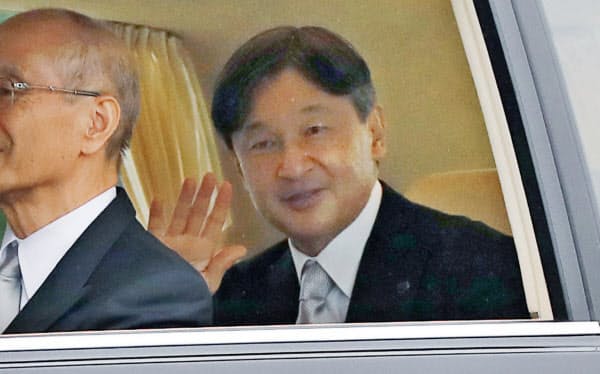 即位礼正殿の儀を終え、皇居を出る天皇陛下(22日午後)=ロイター