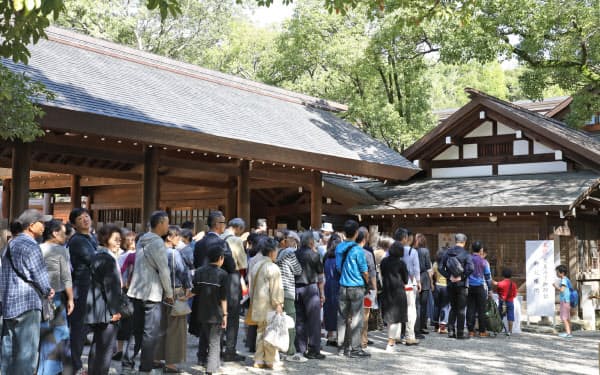 熱田神宮で記帳する参拝客ら(22日午後、名古屋市熱田区)