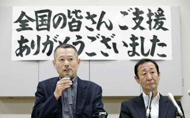 大川小津波訴訟で勝訴判決が確定し、記者会見する遺族(11日、仙台市)=共同 大川小津波訴訟で勝訴判決が確定し、記者会見する遺族(11日、仙台市)=共同
