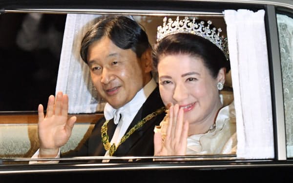 饗宴の儀のため、皇居に入る天皇、皇后両陛下(22日午後)