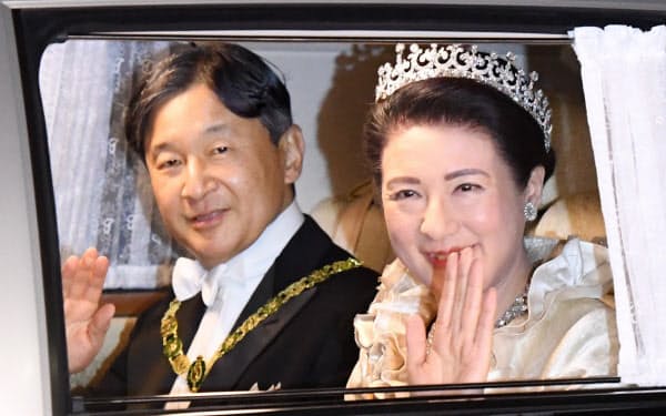 饗宴の儀のため皇居に入る天皇、皇后両陛下(22日午後)