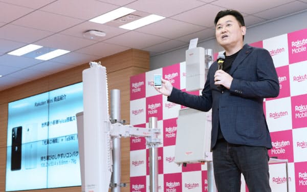 楽天は10月から携帯電話の試験サービスを始めた(9月に都内で記者会見した三木谷会長兼社長)