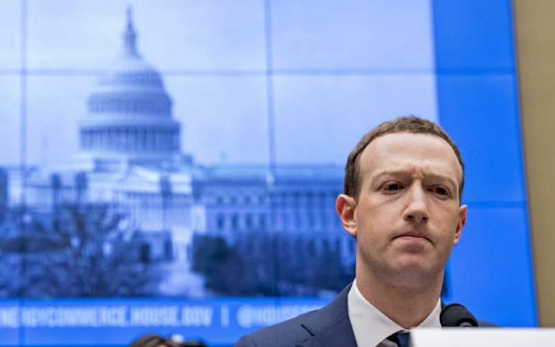 情報流出問題を受けフェイスブックのマーク・ザッカーバーグ最高経営責任者は米議会公聴会で説明を迫られた=AP 情報流出問題を受けフェイスブックのマーク・ザッカーバーグ最高経営責任者は米議会公聴会で説明を迫られた=AP