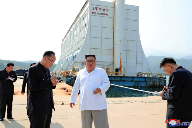 金剛山観光地区で韓国側施設の撤去を指示する金正恩氏=朝鮮中央通信・ロイター 金剛山観光地区で韓国側施設の撤去を指示する金正恩氏=朝鮮中央通信・ロイター