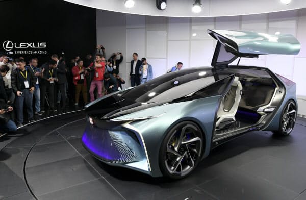 レクサスが公開した「LF-30」(23日、東京都江東区)