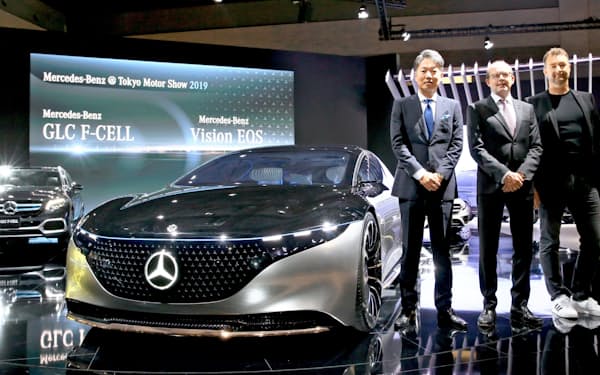 東京モーターショーでメルセデス・ベンツが発表した電気自動車の「Vision EQS」（23日、東京都江東区）