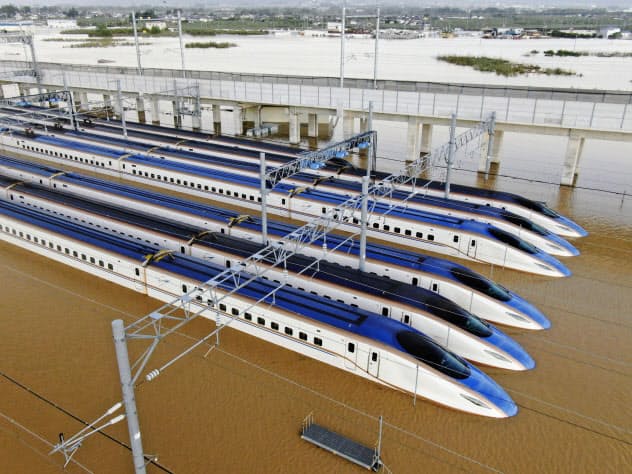 JR東日本の長野新幹線車両センターで水につかった北陸新幹線の車両=13日、長野市 JR東日本の長野新幹線車両センターで水につかった北陸新幹線の車両=13日、長野市