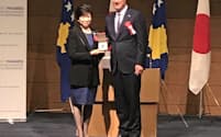 コソボのハシム・サチ大統領からメダルを受け取る東京都の小池百合子知事（写真左）