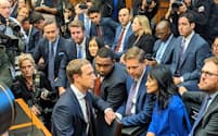 米下院の公聴会に出席したフェイスブックのザッカーバーグCEO（手前(左)、23日、ワシントン）