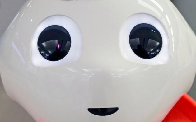 人型ロボットは健康・介護分野でも活躍が期待される(岩手の空港到着ロビーに置かれたロボット)=ロイター 人型ロボットは健康・介護分野でも活躍が期待される(岩手の空港到着ロビーに置かれたロボット)=ロイター