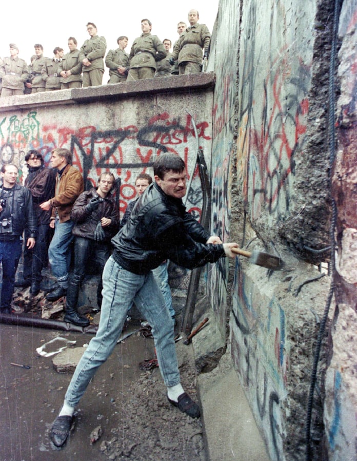 ベルリンの壁崩壊から30年 繰り返す 分断 日本経済新聞 ベルリンの壁崩壊から30年 繰り返す 分断 日本経済新聞