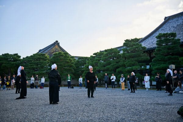 モロッコの振付家・ブシュラ・ウィーズゲン「Corbeaux(鴉)」2019は二条城と平安神宮で上演された