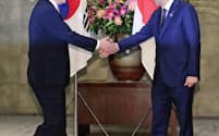 日韓間のハードルは高い。24日に首相官邸で会談した安倍首相と韓国の李洛淵首相（左）