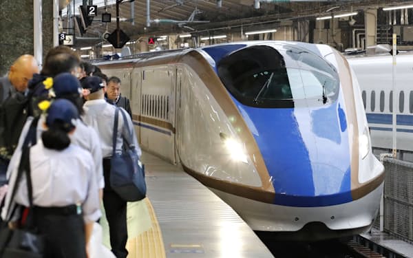 北陸新幹線の東京―金沢間の全線直通運転が再開し、東京駅に到着した「かがやき」（25日午前）=共同