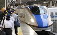 北陸新幹線の東京―金沢間の全線直通運転が再開し、東京駅に到着した「かがやき」（25日午前）=共同