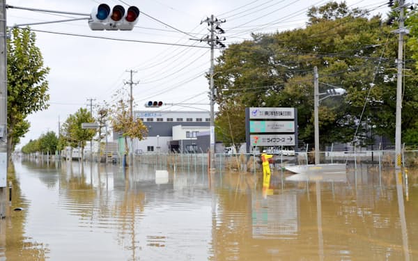 　台風通過後も浸水が続いた郡山中央工業団地=14日、福島県郡山市