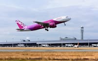 関西空港を離陸するピーチの旅客機