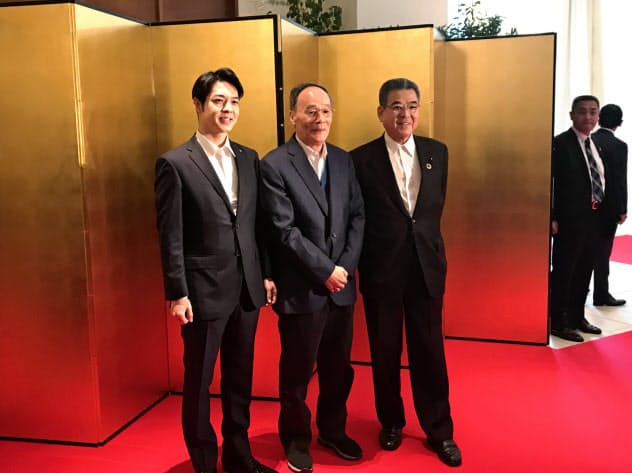 北海道の鈴木直道知事(左)は中国の王岐山・国家副主席(中)と会食した（25日、札幌市）