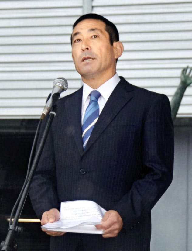交通安全啓発活動の出発式で話す則竹敬太君の父、崇智さん(25日、愛知県一宮市)=共同 交通安全啓発活動の出発式で話す則竹敬太君の父、崇智さん(25日、愛知県一宮市)=共同