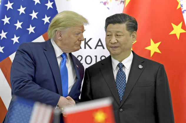 米国は2020年2月に対米外国投資委員会(CFIUS)の新規制を施行する(7月、大阪の20カ国・地域(G20)首脳会談で握手するトランプ米大統領と習近平・中国国家主席)=AP 米国は2020年2月に対米外国投資委員会(CFIUS)の新規制を施行する(7月、大阪の20カ国・地域(G20)首脳会談で握手するトランプ米大統領と習近平・中国国家主席)=AP
