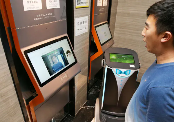 顔認証決済を利用するため、チェックイン時に顔の登録を行うホテル(6月、広東省深圳)
