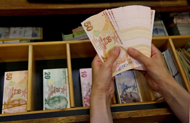2018年にはトルコリラが急落する「トルコショック」が起きた=ロイター 2018年にはトルコリラが急落する「トルコショック」が起きた=ロイター