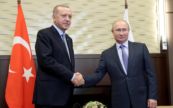 22日、ロシア南部ソチで会談するプーチン大統領(右)とトルコのエルドアン大統領=ロイター