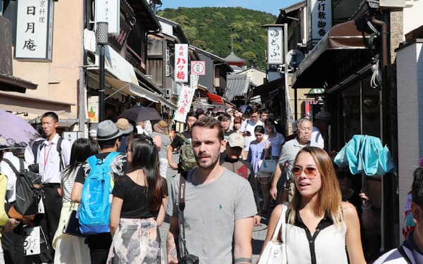 清水寺周辺を散策する外国人観光客（京都市）