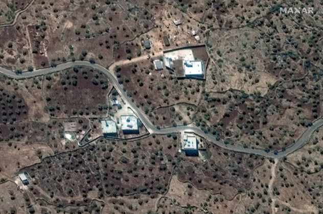 バグダディ容疑者の住居と見られる衛星写真=Maxar Technologies提供・ロイター バグダディ容疑者の住居と見られる衛星写真=Maxar Technologies提供・ロイター