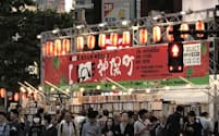 東京・神保町の古本まつりには若者を含めてたくさんの人が集まる