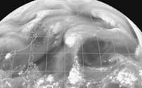 画像中央の白い塊が台風21号、左隣が温帯低気圧。熱帯からこれらに向かって水蒸気が流れ込む様子がわかる（10月24日11:30、気象衛星「ひまわり」の水蒸気画像から）
