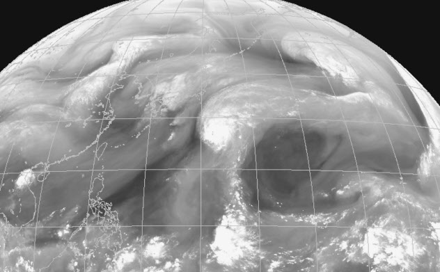 画像中央の白い塊が台風21号、左隣が温帯低気圧。熱帯からこれらに向かって水蒸気が流れ込む様子がわかる(10月24日11:30、気象衛星「ひまわり」の水蒸気画像から) 画像中央の白い塊が台風21号、左隣が温帯低気圧。熱帯からこれらに向かって水蒸気が流れ込む様子がわかる(10月24日11:30、気象衛星「ひまわり」の水蒸気画像から)