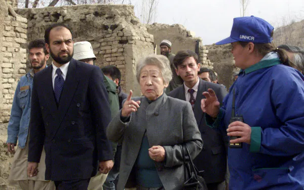 カブール近郊の村を視察する緒方貞子氏(2002年1月)=ロイター